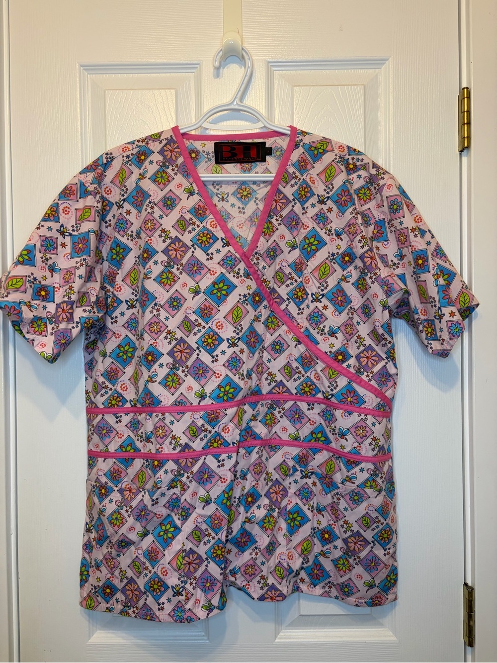 BHU Beverly Hills Uniforms Pink Purple Blue Floral Butterfly Scrub Top Womens L